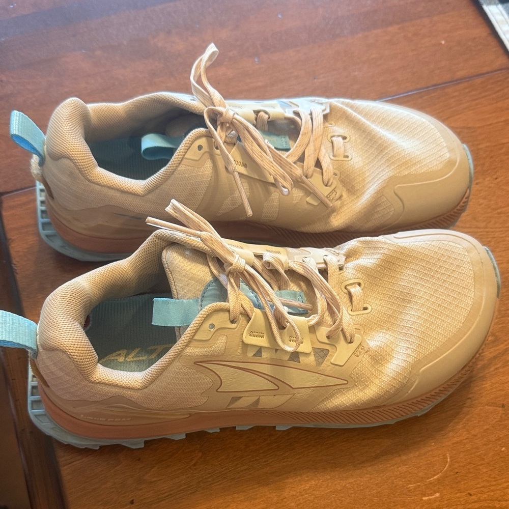 Tan Altra lone peak 7 Women’s trail running shoe size 7 with Blue Accents